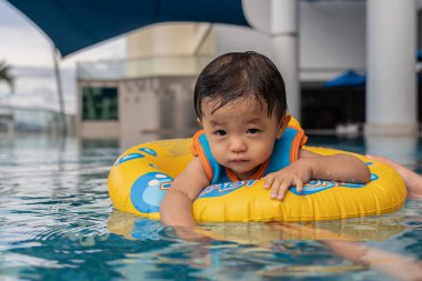 1-2 yaş arası, mutlu ve bilardo oynayan bir çocuğun portresi.