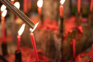 Çin Tapınağında Yanan Dua Çubuğu