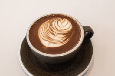 Kalp ile cappuccino veya Latte sanat kahve fincan Cappuccino veya Latte Kahve sanat Kupası (resim çekmek düşük ışık durumda yüzey, en iyi görünümü şeklinde)