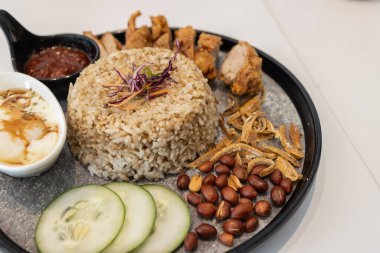 Nasi Lemak 'ın tabağında kızarmış tavukla yakın plan görüntüsü.