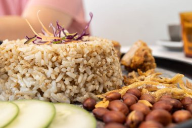 Nasi Lemak 'ın tabağında kızarmış tavukla yakın plan görüntüsü.