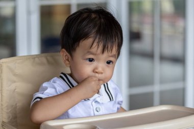 Asyalı Çinli çocuğun yakın plan portresi.