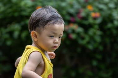 1-2 yaşındaki küçük çocuğun portresi. Bahçede iyi vakit geçirin.