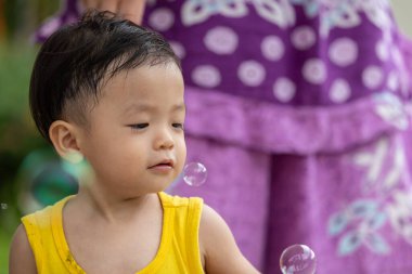 1-2 yaşındaki küçük çocuğun portresi. Bahçede iyi vakit geçirin.