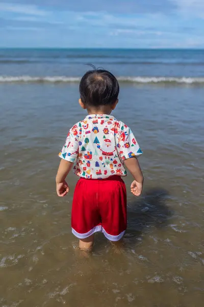 Niño Feliz Pasándolo Bien Corriendo Playa —  Fotos de Stock