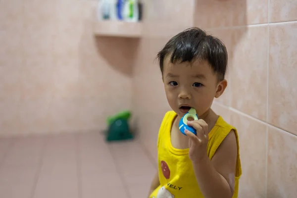 Азиатский Мальчик Учится Чистить Зубы — стоковое фото