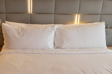 Otel odasındaki rahat ve temiz beyaz çarşaf.