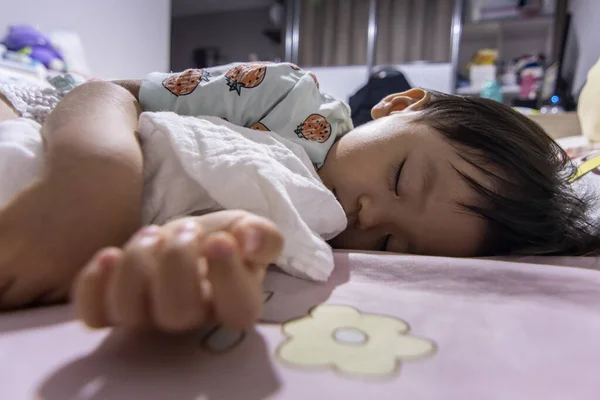 Heerlijk Schattig Aziatisch Chinees Baby Jongen Slapen — Stockfoto