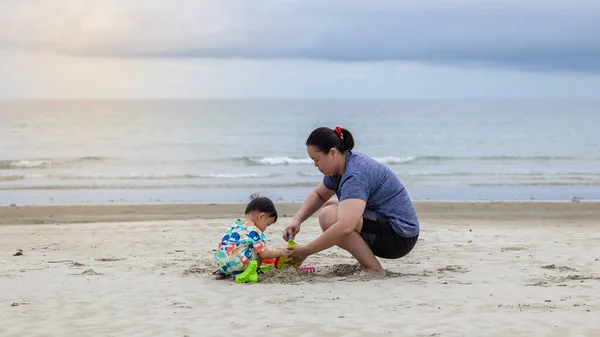Bebé Chino Asiático Con Una Madre Joven Playa Jugando Arena —  Fotos de Stock