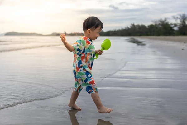 Feliz Niño Años Disfrutando Jugando Playa Con Agua Tibia Salpicada —  Fotos de Stock