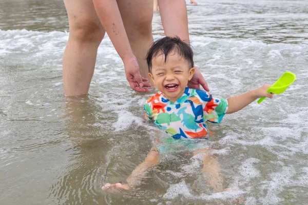 Feliz Niño Años Disfrutando Jugando Playa Con Agua Tibia Salpicada —  Fotos de Stock