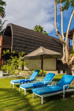 Plaj sandalyeleri ya da güzel villalı havuz yatakları