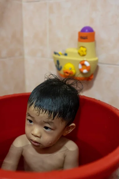 可愛くて幸せな男の子が風呂に入るのを楽しむ — ストック写真