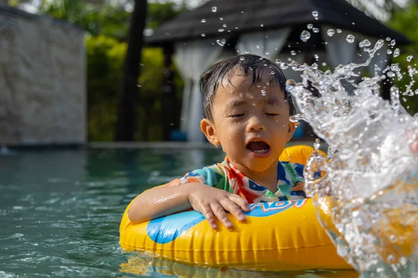 Asyalı Bir Çocuk Mutlu Çocukların Şişme Yüzme Yüzüğüyle Bilardo Oynamaktan — Stok fotoğraf