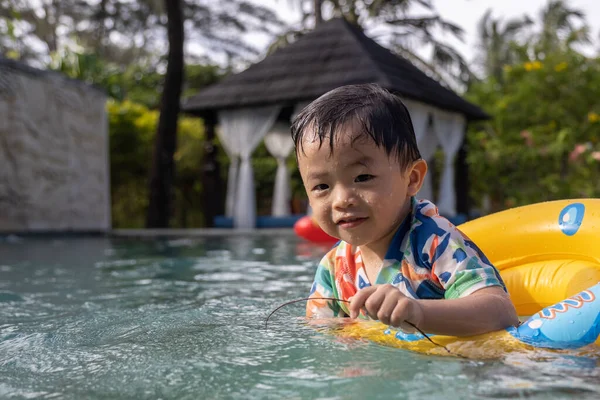Niño Asiático Feliz Disfrutando Jugando Agua Piscina Con Anillo Natación —  Fotos de Stock