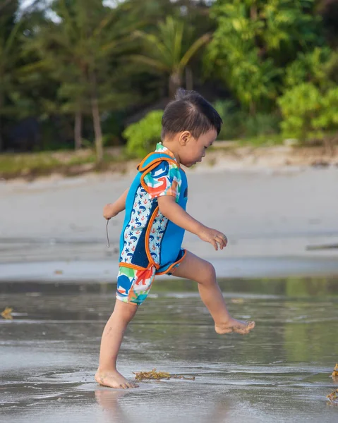 Niño Chino Asiático Feliz Jugando Playa Chico Divierte Aire Libre —  Fotos de Stock
