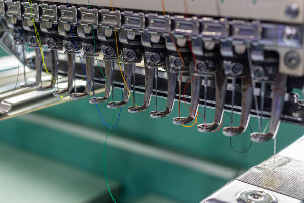 Экстремальный крупный план иглы машины для вышивки в текстильной промышленности у швейных производителей, игла для вышивки, игла с ниткой