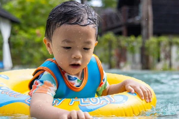 Niño Asiático Feliz Disfrutando Jugando Agua Piscina Con Anillo Natación — Foto de Stock