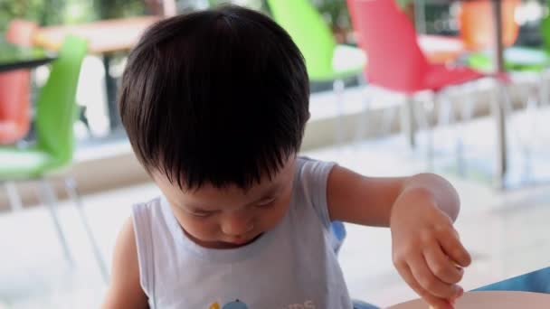 Kinder Mit Lokalem Lebensstil Essen Gerne Pommes — Stockvideo