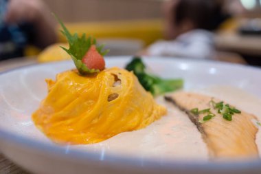 Yumurta Benedict 'in nefis bir servisi. Haşlanmış yumurta, lezzetli hollandez sosu ve kızarmış ekmek armonisi tadını çıkarmaya hazır nefis bir başyapıt yaratıyor..