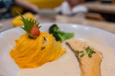 Yumurta Benedict 'in nefis bir servisi. Haşlanmış yumurta, lezzetli hollandez sosu ve kızarmış ekmek armonisi tadını çıkarmaya hazır nefis bir başyapıt yaratıyor..