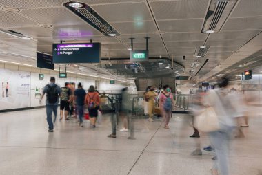Singapur - 13 Kasım 2022: Crown Unknown people are using The Mass Rapid Transit (MRT) train. MRT, Singapur 'daki demiryolu sisteminin önemli bir bileşenidir..