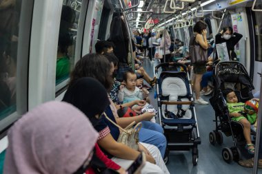 SINGAPORE - 11 Kasım 2022: MRT tren istasyonundaki insanlar. Mass Rapid Transit, Singapur 'da demiryolu sisteminin ana bileşenini oluşturan hızlı ulaşım sistemidir..