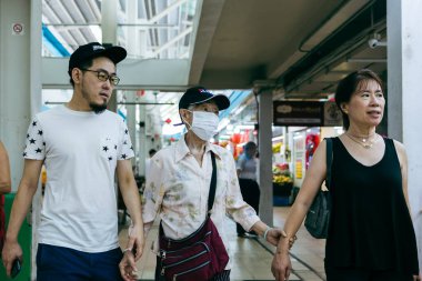 Singapur - 13 Kasım 2022: Singapur 'daki Boon Keng Hawker Center' ın hareketli sahneleri günlük anların ve lezzetlerin zengin duvar halılarını yakalıyor.