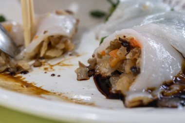 Chai Kuih 'in görsel zevki, bu sebze dolu hamur köfteleri, ahenkli dokuların ve tatların karışımını kapsıyor ve aşçılık geleneğine saygılarını sunuyor.