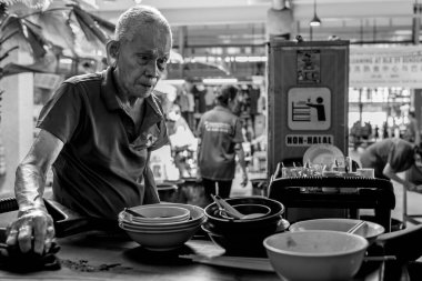 Singapur - 13 Kasım 2022: Singapur 'daki Boon Keng Hawker Center' ın hareketli sahneleri günlük anların ve lezzetlerin zengin duvar halılarını yakalıyor.