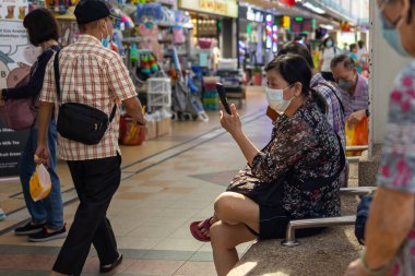 Singapur - 13 Kasım 2022: Singapur 'daki Boon Keng Hawker Center' ın hareketli sahneleri günlük anların ve lezzetlerin zengin duvar halılarını yakalıyor.