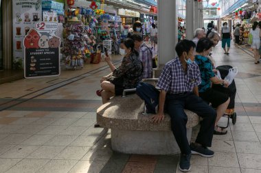 Singapur - 13 Kasım 2022: Singapur 'daki Boon Keng Hawker Center' ın hareketli sahneleri günlük anların ve lezzetlerin zengin duvar halılarını yakalıyor.