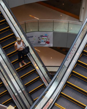 Singapur - 11 Kasım 2022: VivoCity, Singapur 'daki yürüyen merdivenlerin gelecekteki taşması büyüleyici şehir geçidinde ziyaretçilere sorunsuz bir şekilde rehberlik ediyor.