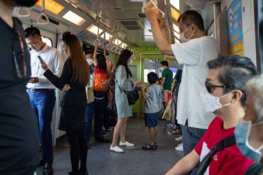 SINGAPORE - 11 Kasım 2022: MRT tren istasyonundaki insanlar. Mass Rapid Transit, Singapur 'da demiryolu sisteminin ana bileşenini oluşturan hızlı ulaşım sistemidir..