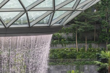 Changi, Singapur-09 Kasım 2022: HSBC Yağmur Girdabı, 40 metre yüksekliğindeki dünyanın en büyük kapalı şelalesi, Jewel Changi Havalimanı 'nda, Singapur' daki Changi Havalimanı 'nda karışık kullanımlı bir geliştirme..