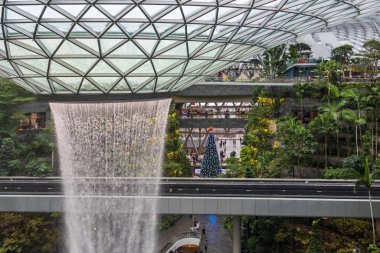 Changi, Singapur-09 Kasım 2022: HSBC Yağmur Girdabı, 40 metre yüksekliğindeki dünyanın en büyük kapalı şelalesi, Jewel Changi Havalimanı 'nda, Singapur' daki Changi Havalimanı 'nda karışık kullanımlı bir geliştirme..