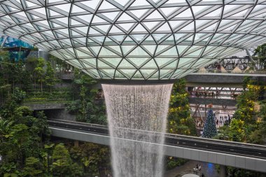 Changi, Singapur-09 Kasım 2022: HSBC Yağmur Girdabı, 40 metre yüksekliğindeki dünyanın en büyük kapalı şelalesi, Jewel Changi Havalimanı 'nda, Singapur' daki Changi Havalimanı 'nda karışık kullanımlı bir geliştirme..