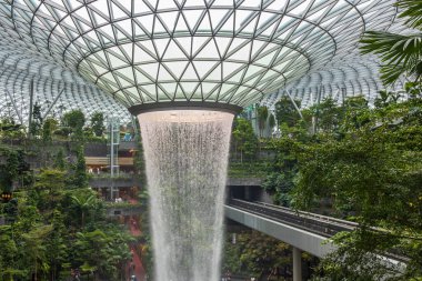 Changi, Singapur-09 Kasım 2022: HSBC Yağmur Girdabı, 40 metre yüksekliğindeki dünyanın en büyük kapalı şelalesi, Jewel Changi Havalimanı 'nda, Singapur' daki Changi Havalimanı 'nda karışık kullanımlı bir geliştirme..