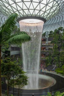 Changi, Singapur-09 Kasım 2022: HSBC Yağmur Girdabı, 40 metre yüksekliğindeki dünyanın en büyük kapalı şelalesi, Jewel Changi Havalimanı 'nda, Singapur' daki Changi Havalimanı 'nda karışık kullanımlı bir geliştirme..