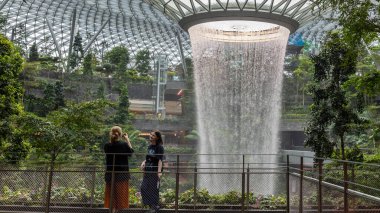 Changi, Singapur-09 Kasım 2022: Tanımlanamayan Gezgin Jewel Changi Havalimanı 'nın mimari harikalarını ve bereketli yeşilliklerini keşfediyor.