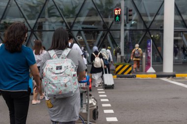 Changi. Singapur-09 Kasım 2022: Tanımlanamayan Gezgin Jewel Havaalanına Girdi