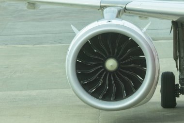 Uçağın turbofan motorunun pervanelerine yakın çekim