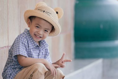 Mutlu Asyalı Çinli çocuğun portre resmi.