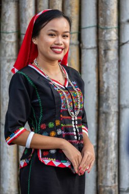 Penampang, Sabah-31 Mayıs 2023: KDCA Penampang, Sabah, Malezya 'da Kaamatan Festivali sırasında geleneksel kostümler giyen Kadazanduslu genç bayanın portresi