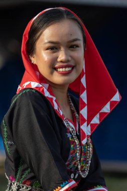 Penampang, Sabah-31 Mayıs 2023: KDCA Penampang, Sabah, Malezya 'da Kaamatan Festivali sırasında geleneksel kostümler giyen Kadazanduslu bir kadının portresi