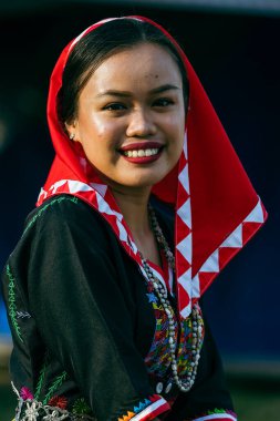 Penampang, Sabah-31 Mayıs 2023: KDCA Penampang, Sabah, Malezya 'da Kaamatan Festivali sırasında geleneksel kostümler giyen Kadazanduslu bir kadının portresi