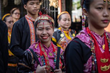 Penampang, Sabah-31 Mayıs 2023: KDCA Penampang, Sabah, Malezya 'da Kaamatan Festivali sırasında geleneksel kostümler giyen Kadazanduslu bir kadının portresi