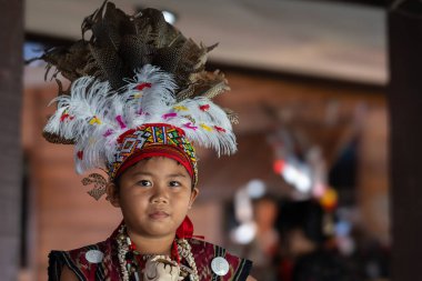 Penampang, Sabah-31 Mayıs 2023: KDCA Penampang, Sabah, Malezya 'da Kaamata Festivali sırasında geleneksel kostümler giyen Kadazandusun etnik kökenli bir çocuğun portresi