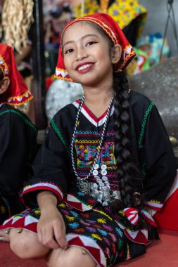 Penampang, Sabah-31 Mayıs 2023: Kadazandusun etnik kökenli çocukların KDCA Penampang, Sabah, Malezya 'da düzenlenen Kaamatan Festivali sırasında geleneksel kostümler giydikleri portre resmi