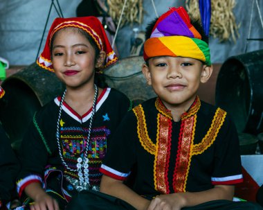 Penampang, Sabah-31 Mayıs 2023: Kadazandusun etnik kökenli çocukların KDCA Penampang, Sabah, Malezya 'da düzenlenen Kaamatan Festivali sırasında geleneksel kostümler giydikleri portre resmi
